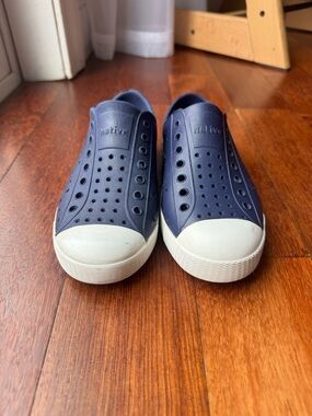 Native Jefferson Navy Blue Shoes | Size J1
